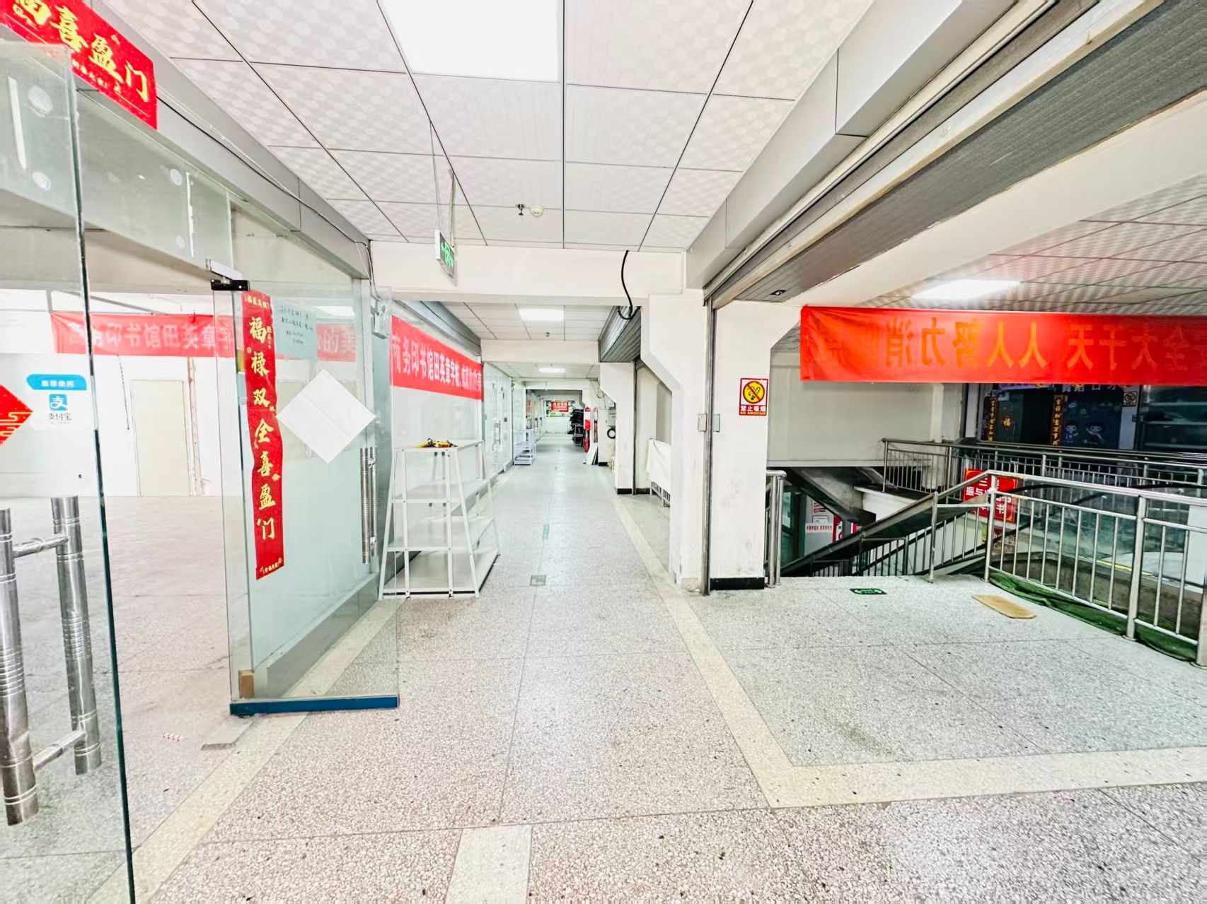 同乐寨北街引入人工智能技术应用场景，推动AI与商业、零售、电商、企业服务等领域融合发展。
