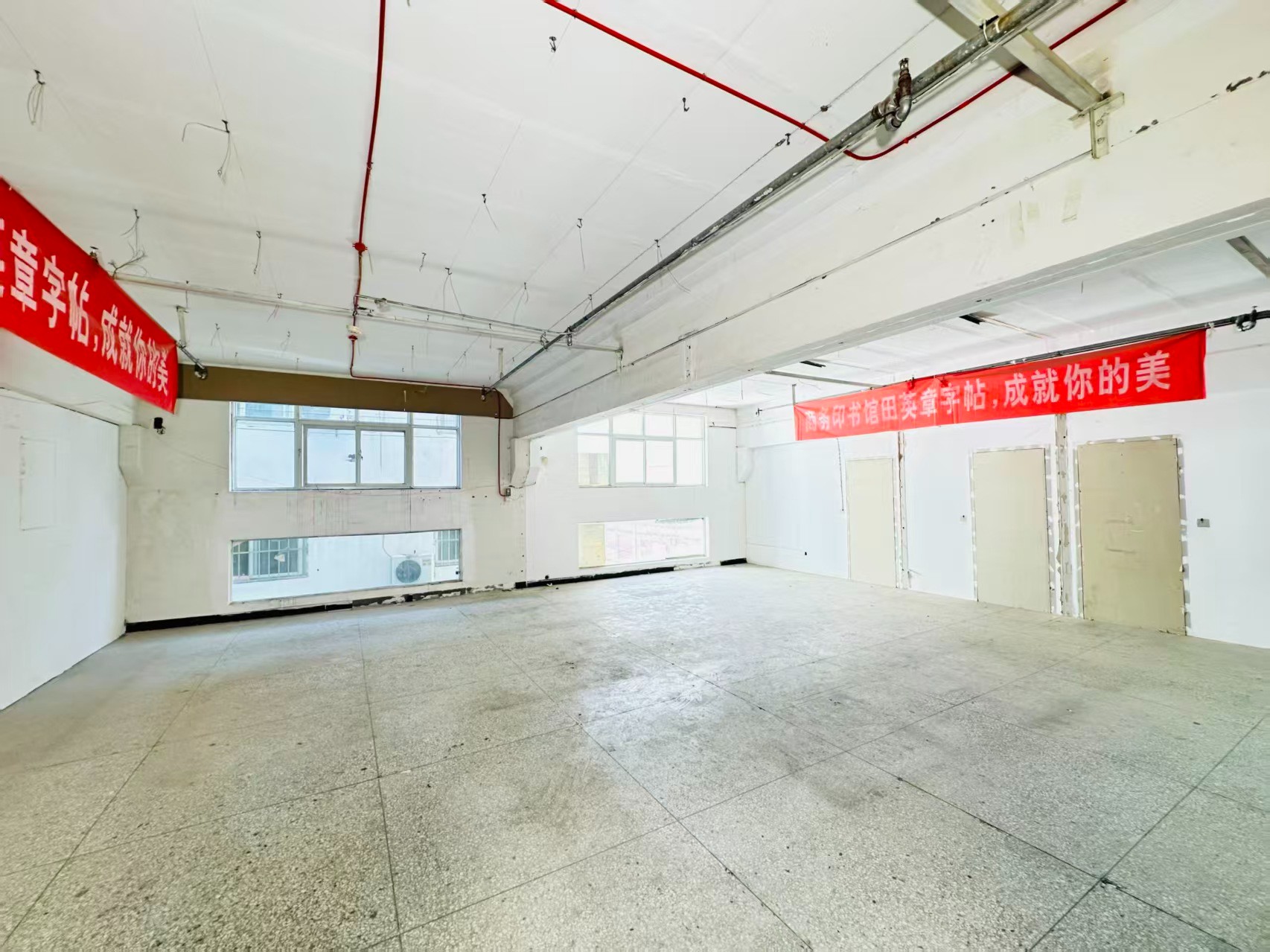 同乐寨北街重点吸引人工智能应用、数字经济、电商直播、智能制造服务、软件开发、科技创新企业及创业团队入驻